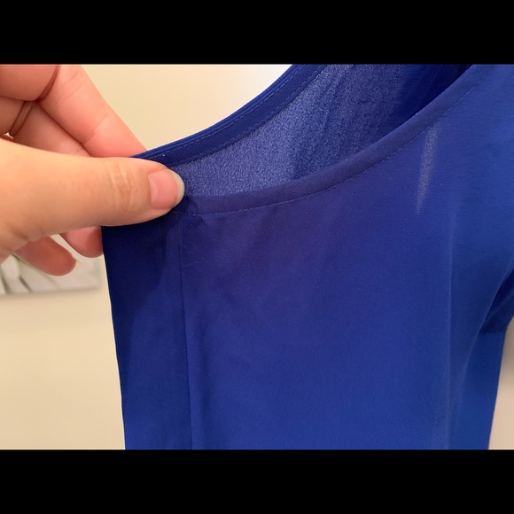 Vince Camuto V-neck Sleeveless Top - Picture 4 of 5